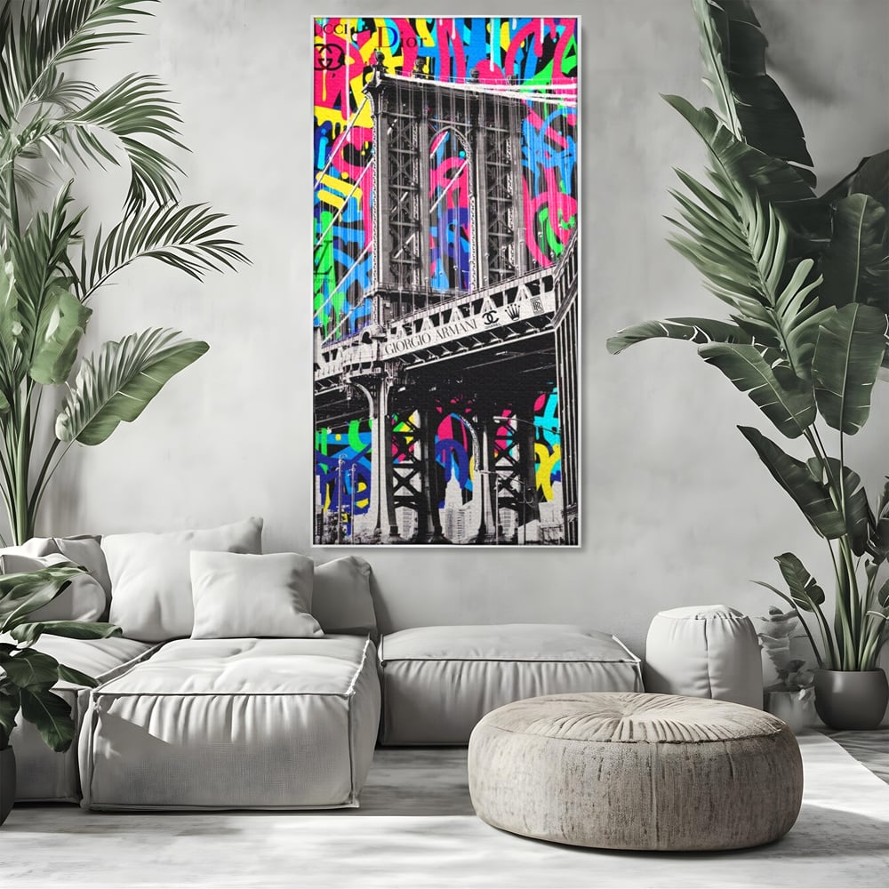 Tablou canvas cu tablou canvas cu pod si graffiti, in rama de aluminiu argintiu, pe perete intr-un living